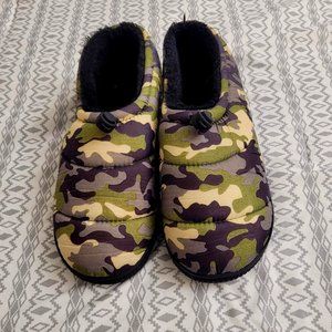 Men's Camouflage slippers. Size 11 - 12.